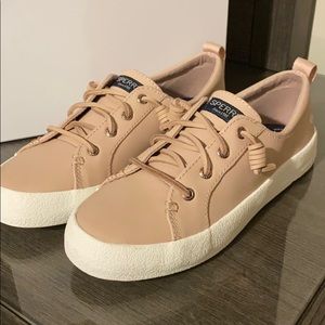 Sperry Women’s Crest Vibe memory foam sneaker.